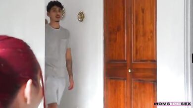 Scarlette Moon nasáva čurák pod vodou a potom nastavuje svoju kundu