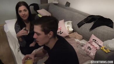 České dvojčatá sa rozbehnú v domácom trojkovom sexe