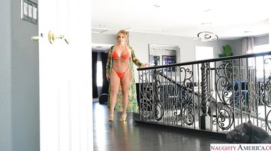 Sexy blondínka MILF Richelle Ryan sa poriadne rozparádí s veľkým čiernym vtákom