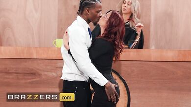 Sexi MILF Alexis Fawx postaví svojho partnera pred súd a v súdnej sieni dostane análnu spravodlivosť