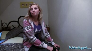 Červenajúca sa amatérka vyzerala tak nervózne, ale milovala každý centimeter