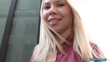 Blondínka s prírodnými prsiami z Ruska ošukaná na verejnom schodisku