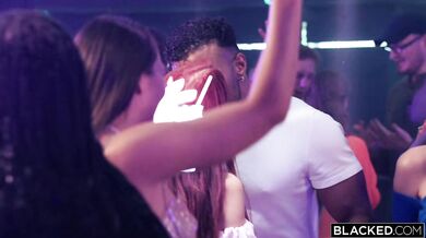 Blondínka Ashby Winter, túžiaca po BBC, zažíva dvojité preniknutie úplne po prvýkrát