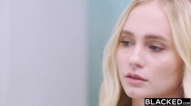 Blondínka Alicia Williams, hladná po veľkom čiernom vtáku, vypátra svoju celebritnú lásku