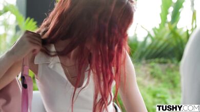 Ryšavá pornohviezda Sirena Milano miluje, keď jej ten úzky zadok vyplní obrovský čurák