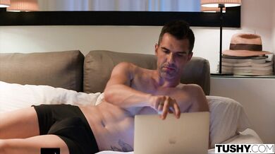 Ryšavá pornohviezda Sirena Milano miluje, keď jej ten úzky zadok vyplní obrovský čurák