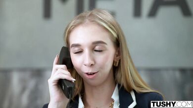 Nádherná prsatá kočka Nicole Doshi si nechá roztiahnuť svoj krivkový zadok