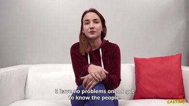 Dokonale vyzerajúca amatérska ryšavka Nikola na castingu