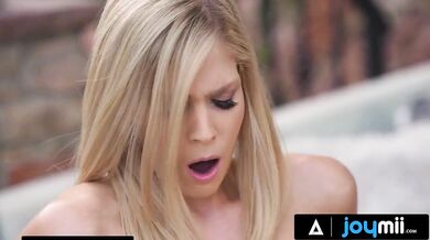 Blonďavá Candee Licious začína svoj deň s obrovským penisom v zadku