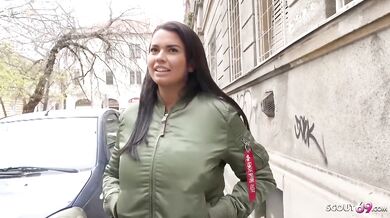 Obrie umelé prsia slovenskej MILFky, brunetky Chloe Lamour