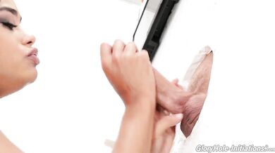 Scarlit Scandal skúša glory hole a dáva si do tela s cudzími penismi
