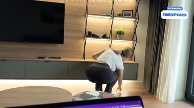 Slúžka si udrží prácu za každú cenu a podvolí sa šéfovi