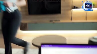 Slúžka si udrží prácu za každú cenu a podvolí sa šéfovi