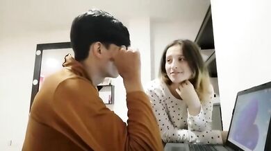 Osemnásťročný pár závislý na porne si natáča vlastné divoké domáce video