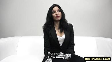 Casting čiernovlasej amatérky skončil s mrdkou v jej ústach