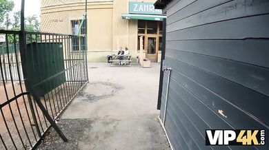 Mladý pár si užíva tvrdý anál na verejnosti