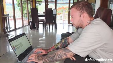 Zatiaľ čo môj neverný manžel pracuje, ja fajčím penis jeho brata