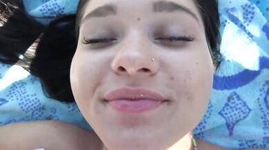 Zoe Bloom dostáva poriadne naložené priamo na pláži