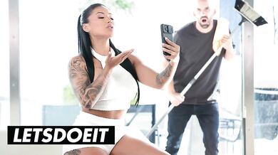 Dokonalá MILFka Mariana Martix má sex so susedom s veľkým penisom