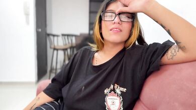 Priateľka môjho nevlastného brata ma prosí, aby som ju poriadne vymrdal