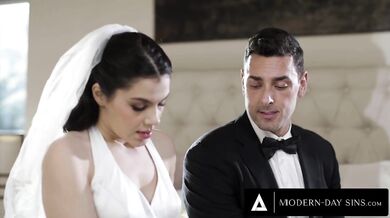 Svedok mrdá taliansku nevestu Valentinu Nappi v jej svadobný deň