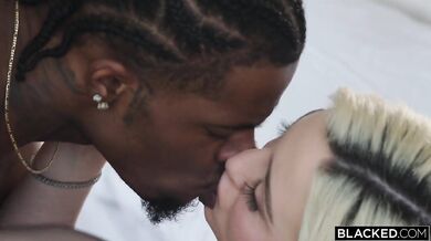 Fit blondínka Lexi Lore do seba narvala každý palec Damionovho obrieho čierneho penisu