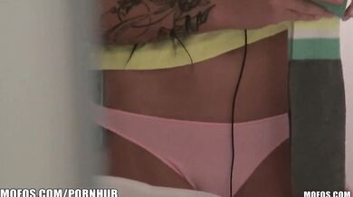 Sexy blondínka a spolubývajúca Jessa Rhodes je pristihnutá pri obliekaní