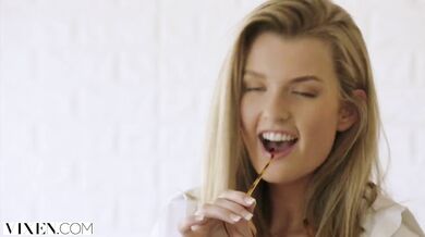 Mia Melano, milenka, prekvapí svojho sponzora doma