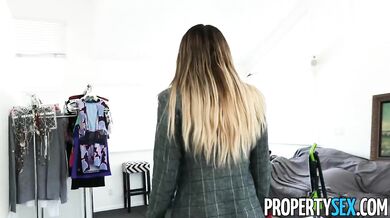 Vysoko odporúčaná realitná agentka sprevádza po dome