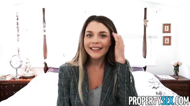 Vysoko odporúčaná realitná agentka sprevádza po dome