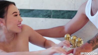 Drobná kočka Kimmy Kimm miluje sex v kúpeľni