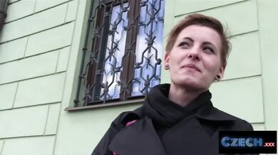 Česka s krátkymi vlasmi šuká cudzinca za peniaze v jeho aute