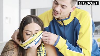 Nechutná nevlastná mama preruší sexuálnu scénu svojej nevlastnej dcéry