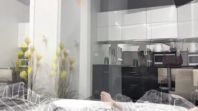 Sexi nevlastná sestra príde domov z klubu a začne ma balit