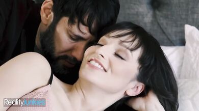 „Man Eater“ pozýva svojho sexuálneho partnera, aby ju ovládal, zatiaľ čo jej manžel to sleduje