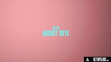 Prsnatá černoška August Skye si užíva sex bez kondómu a prijíma jeho výstrek na tvár