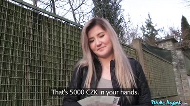 Bolestne roztomilá blondínka dostane creampie