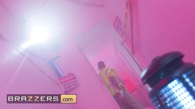 Kybernetický robot Jasmine Jae potrebuje vtáky a sperma, aby mohla jazdiť a prehĺtať, a tak správne fungovať