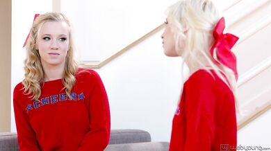 Blondínky si hrajú so svojím vibrátorom