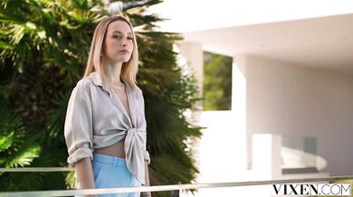 Kelly Collins a jej priateľ si užijú divokú jazdu pod šírym nebom, ktorá končí intenzívnym creampie