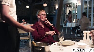 Kelly Collins a jej priateľ si užijú divokú jazdu pod šírym nebom, ktorá končí intenzívnym creampie