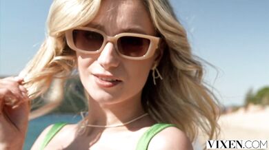 Blondínka Lily Blossom sa poriadne rozparádí s cudzincom pod šírym nebom