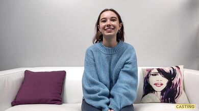 Drobná česká kočka Uliana 2526 predvádza horúce domáce konkurzové video