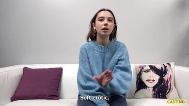 Drobná česká kočka Uliana 2526 predvádza horúce domáce konkurzové video