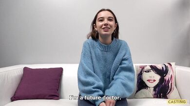 Drobná česká kočka Uliana 2526 predvádza horúce domáce konkurzové video