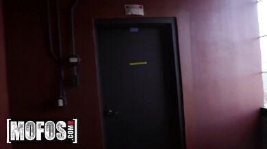 Alexis Fawx čaká, kým Charles Dera rozpúta svoje najvzrušujúcejšie nemravné sny