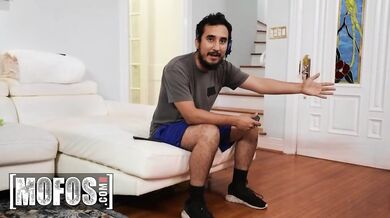 Quinn Waters je šokovaná veľkosťou penisu priateľa svojho syna a uspokojí svoju zvedavosť