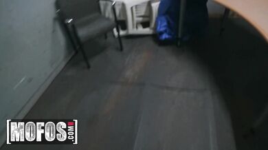 Dcéra šéfa Cecilia Lion to berie hlboko v misionárskej polohe v kancelárii a dostane obrovskú výstreku na tvár