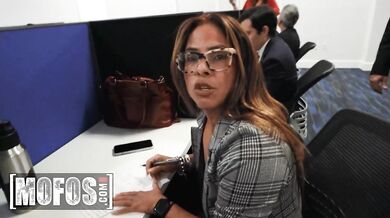 Sasha Pearl sa v práci rozohreje s Parkerom Ambroseom a dostane jeho semeno po celej tvári