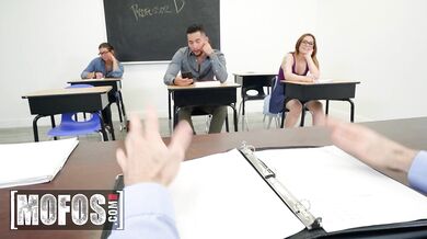 Nadržaná študentka Scarlett Johnsonová sa nechá zviesť svojím profesorom počas súkromnej schôdzky v kancelárii